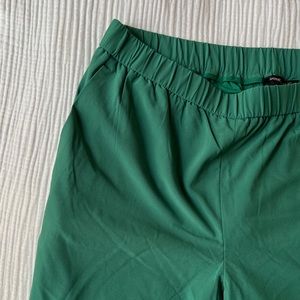 NWT Banana Republic Hayden Pull on Taper Pants in comfort stretch. Size M, GREEN